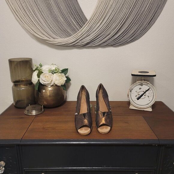 TOMS "Calypso" Peep Toe Copper Metallic Wedges Sz 9 - Picture 3 of 8